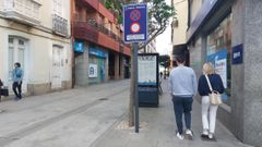 Se�ales que advierten de circulaci�n restringida en la calle semipeatonal Ram�n Gonz�lez de Ribadeo