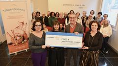El colectivo Adaceco recibi� la recaudaci�n obtenida en el mercadillo artesanal y solidario del Espazo +60 de Afundaci�n.