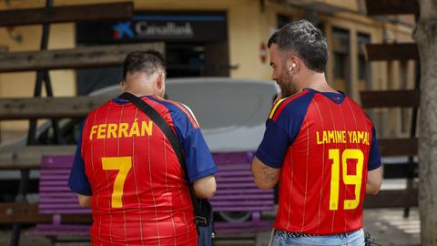 Dos personas con camisetas de los jugadores de la selecci�n espa�ola, Ferr�n Torres y Lamine Yamal, transitan este lunes por Foios, poblaci�n natal de Ferr�n y autor del �nico tanto del encuentro de la final del Mundial 2026 en el minuto 106, decisivo para otorgar a la selecci�n su segunda estrella.