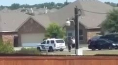 El hombre levant� un brazo antes de ser tiroteado por un agente de polic�a