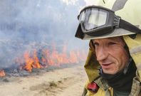 Un brigadista de la Xunta, ayer en las labores de extinci�n del fuego de Vimianzo. 