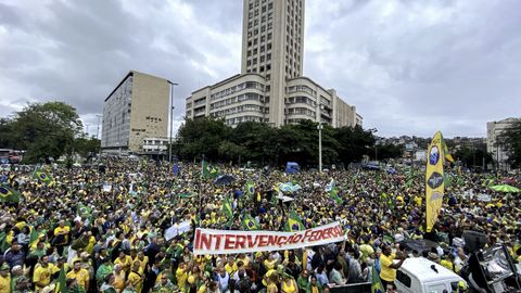 Miles de bolsonaroristas, hoy, ante un cuartel militar de Ro de Janeiro.