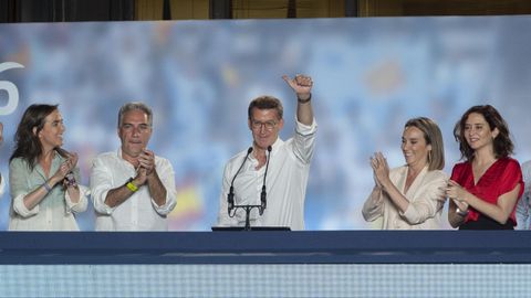 Feiioo, en el balcn de la sede del PP en Madrid tras conocerse los resultados electorales en la noche del domingo