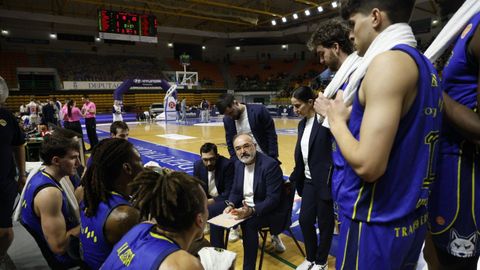 Moncho L&oacute;pez y sus asistentes repasan una acci&oacute;n a realizar el d&iacute;a del triunfo ante el Alicante