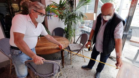 Propietarios de un restaurante en Niza miden la distancia social, a la vista del levantamiento de las restricciones al sector por parte del Gobierno