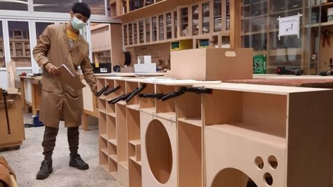 Un estudiante de Carpintera del IES Rosala Mera trabaja en un mueble destinado al colegio Virxe da Cela de Monfero, fruto de la colaboracin entre el instituto corus y la comunidad educativa coordinada por el arquitecto Fermn Blanco