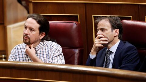 Iglesias, junto a Jaume Asens, durante la sesión de investidura, fallida de nuevo, de Pedro Sánchez este jueves
