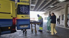 En una imagen de archivo, una ambulancia en el servicio de Urxencias del Hospital Cl�nico de Santiago