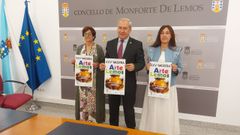 Jos Tom, Gloria Prada (izquierda) y Trinidad Lpez con carteles anunciadores de la feria