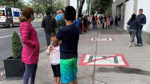 Los residentes en distintos distritos de Ciudad de M�xico salieron de sus hogares despu�s de la alerta s�smica 