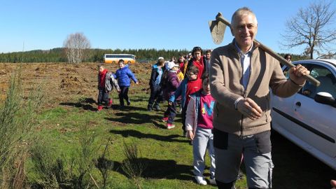 Ni�os del colegio p�blico de Sober plantan casta�os en el monte comunal, en una imagen de archivo