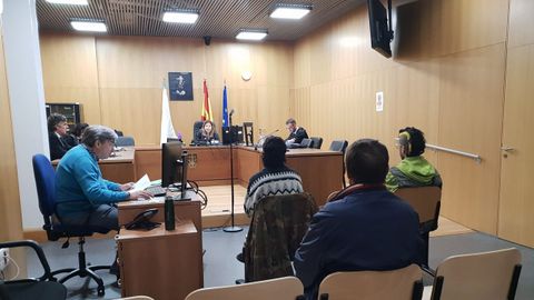 Los tres acusados (de espaldas) en un momento de la vista