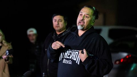 Richard Fierro, un exmilitar latino, derrib� y desarm� al atacante del club de Colorado Springs.