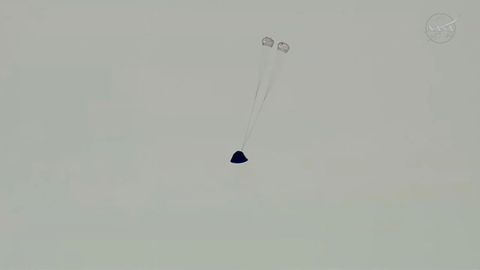 La nave Orion, en la reentrada en la Tierra, todav�a sin los paraca�das desplegados.