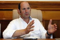 Louz�n enmarca a s�a decisi�n de presentarse como resposta a unha petici�n dos clubes. 