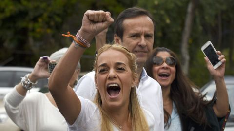 La esposa de Leopoldo L�pez, Lilian Tintori, votando en Caracas.