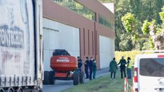 Varios empleados junto a la nave donde ocurri� el accidente