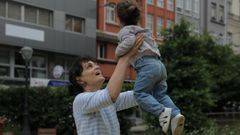 Miriam, delegada en Galicia de Mujeres Solteras por Elecci�n, con su hija Carmen, de 2 a�os. 