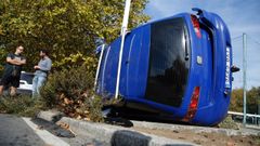 Accidente de tr�fico con coche volcado en Ronda de Outeiro 