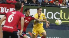 Mikel Merino pelea con Caballero durante un Osasuna-Lugo