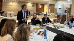 Verea, de pie, y el director de Turismo de Galicia, a su lado, se reunieron con una treintena de hosteleros y hoteleros