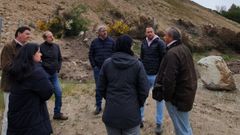 Representantes polticos de Viana do Bolo y de la empresa Strategic Minerals, en una visita a la mina de Penouta