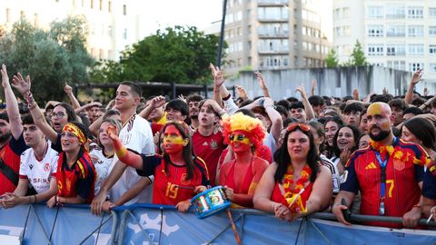 Miles de personas siguen la final del Mundial en la pantalla gigante instalada en la plaza de Espa�a de Ferrol.