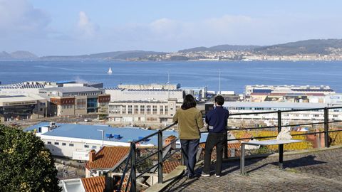 Dos personas aprovechan uno de los pocos momentos de sol de este mes.