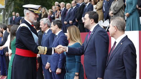 El rey Felipe VI (i) saluda al presidente de Asturias, Adri�n Barb�n (2d) durante el desfile de las Fuerzas Armadas con motivo de la Fiesta Nacional 