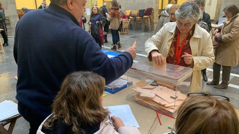 La socialista Ana Gonz�lez, alcaldesa de Gij�n, vota el pasado 10N