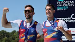 Rodrigo Conde, a la izquierda, posando con la medalla de plata con su compa�ero de doble scull, Aleix Garc�a