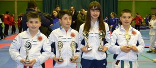 Carlos Felpeto, Nicol�s Pinaque, Emma N��ez y Braian Traba formaron el equipo del K�rate-do Carballo.