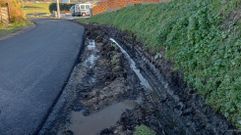 Cunetas sin limpiar en A Cova