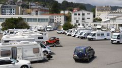 La explanada del pabell�n viveirense llena de autocaravanas, junto al �rea que tiene 8 plazas reservadas