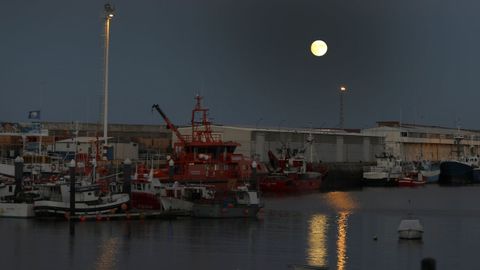 Una vista nocturna del puerto de Burela