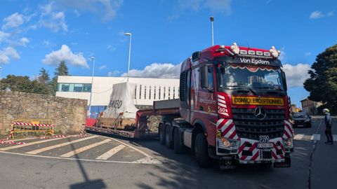 Llegada a Santiago del primer elemento del acelerador de protones para el Centro de Protonterapia Galicia.