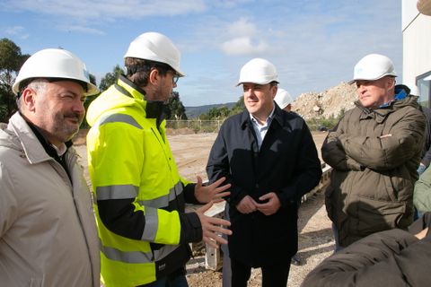 De izquierda a derecha, el alcalde de Culleredo y responsable de Facenda en la Diputaci�n, Jos� Ram�n Rioboo; el alcalde de Arteixo, Carlos Calvelo, y el presidente de la Diputaci�n, Valent�n Gonz�lez Formoso