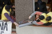 Imagen del desahucio de Elisabeth Sanl�s en noviembre del 2013 por no pagar el alquiler. 