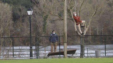 El partido era sin p�blico pero desde el paseo colindante e incluso en los �rboles hubo seguidores del encuentro