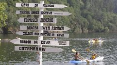 Indicador con diferentes enclaves tur�sticos de la Ribeira Sacra en la playa de A Cova