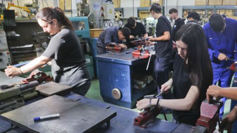 Estudiantes del CIFP Ferrolterra en una clase de mecanizado tradicional, hace unos das.