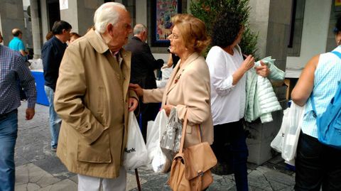 Pareja con el bollo y el vino