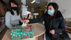 Una clienta deposita una rifa para el sorteo en Casa Castrill�n, en Lamas