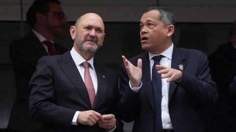 Rafael Louz�n junto a Hamidin Mohd Amin, miembro del Consejo de la FIFA
