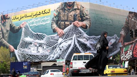 Una valla publicitaria con el lema en persa �El estrecho de Ormuz permanecer� cerrado�, en la plaza Enghelb, en Teher�n.