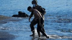 En im�genes, el Ej�rcito intenta frenar la entrada masiva de inmigrantes a Ceuta
