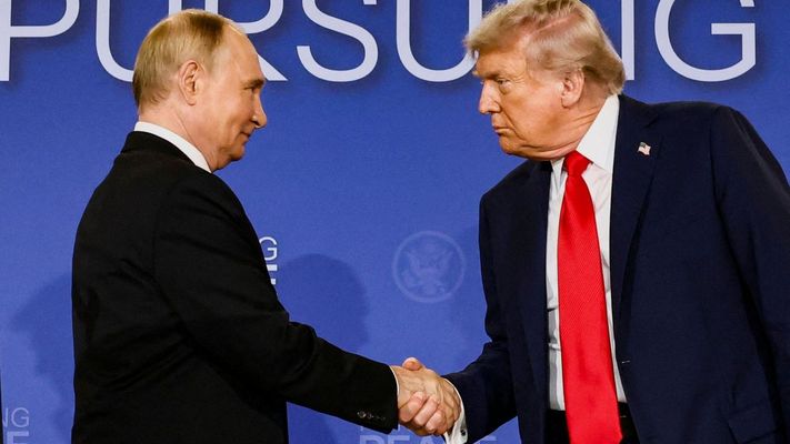 Vladimir Putin y Donald Trump durante su encuentro del a�o pasado en Alaska.