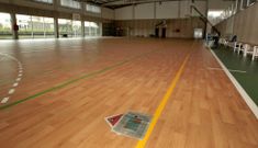 En el instituto recurren a fregonas, pa�os y peri�dicos para secar la humedad de la cancha. 