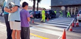 Esta vez, el repintado de marcas viarias lo hace una empresa y no los operarios del Concello.