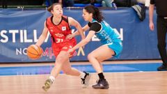 Alessandra Orsili conduce un ataque presionada por Claudia Soriano en el partido entre Perfumer�as Avenida y Dur�n Maquinaria Ensino.